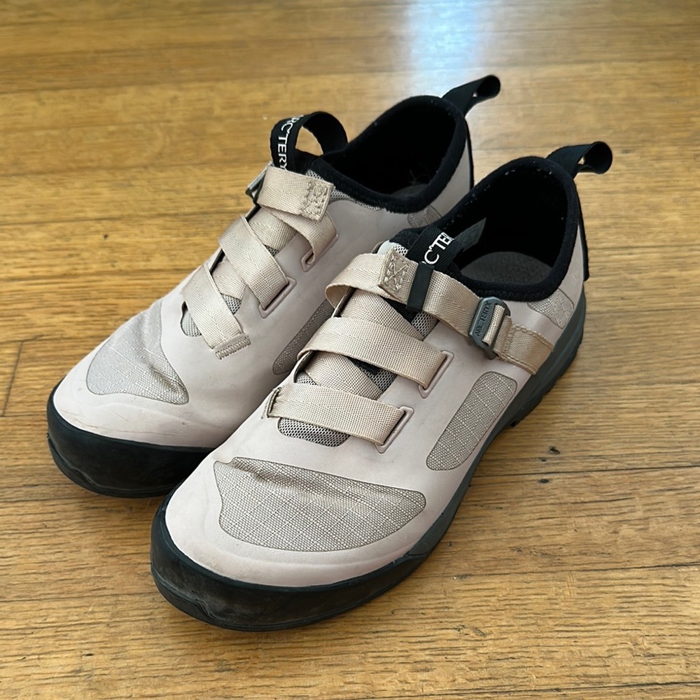 Arc’teryx Arakys approach Ortholite shoes women’s 6 pale pink Konseal